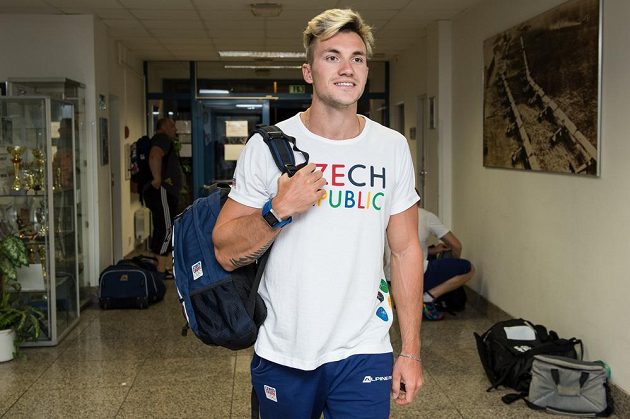 Kanoista Martin Fuksa během odletu čtvrté části olympijské výpravy na LOH do Ria.