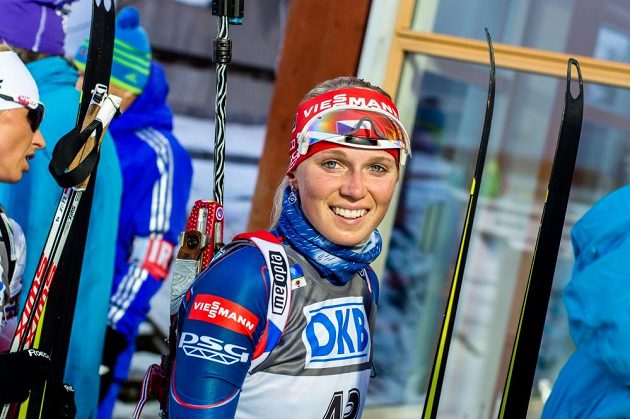 Spokojená Eva Puskarčíková v cíli stíhacího závodu žen ve švédském Östersundu.