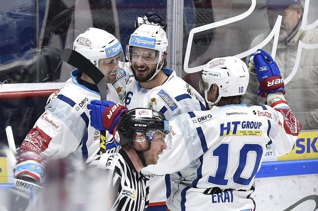 Hokejisté Brna (zleva) Tomáš Plekanec, Martin Zaťovič a Martin Erat se radují z gólu.