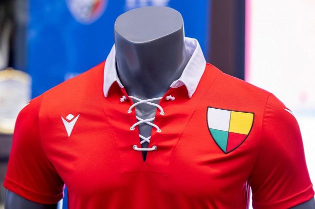 Retro dres, ve kterém fotbalová Viktoria Plzeň odehraje zápas s Českými Budějovicemi.