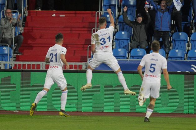 Ostravský Ondřej Šašinka (uprostřed) se raduje ze svého vítězného gólu ve čtvrtfinále MOL Cupu. Vlevo Daniel Holzer a vpravo Adam Jánoš.