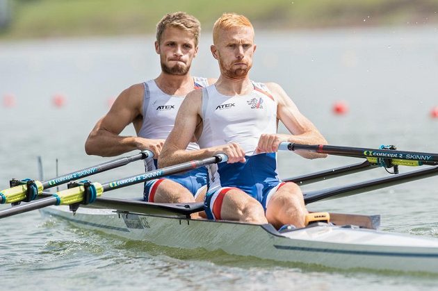 Veslaři Miroslav Vraštil (vpravo) a Jiří Šimánek na startu rozjížďek v rámci Mistrovství Evropy 2017 ve veslování v Račicích.