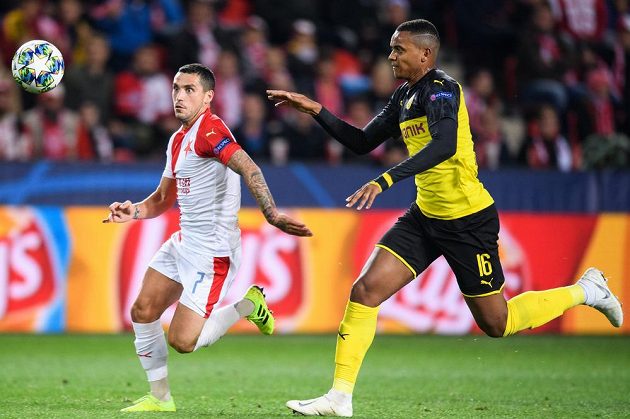 Nicolae Stanciu ze Slavie Praha a Manuel Akanji z Dortmundu během utkání základní skupiny Ligy mistrů.