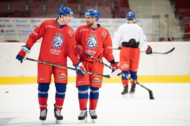 Filip Chytil (vlevo) a Robin Hanzl během tréninku hokejové reprezentace před přípravnými zápasy s Německem.
