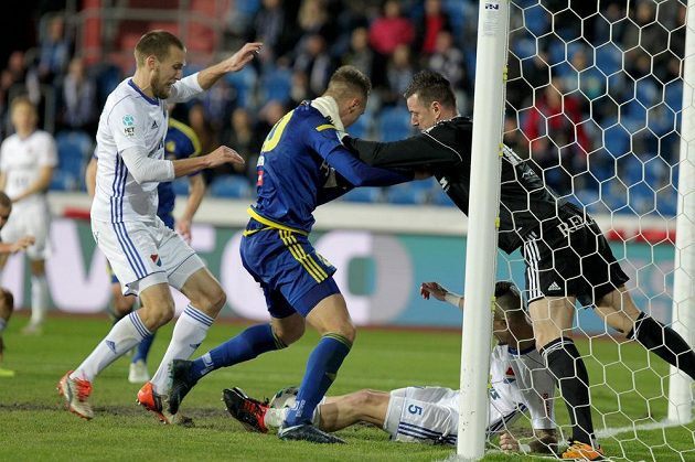 Zleva Martin Šindelář z Baníku Ostrava, Jiří Klíma z Jihlavy, Jiří Fleišman (na zemi) z Baníku Ostrava, brankář Jan Laštůvka z Baníku Ostrava.