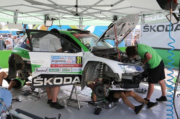 Mechanici týmu Škoda Motorsport při údržbě soutěžní Fabie R5 během Argentinské rallye.