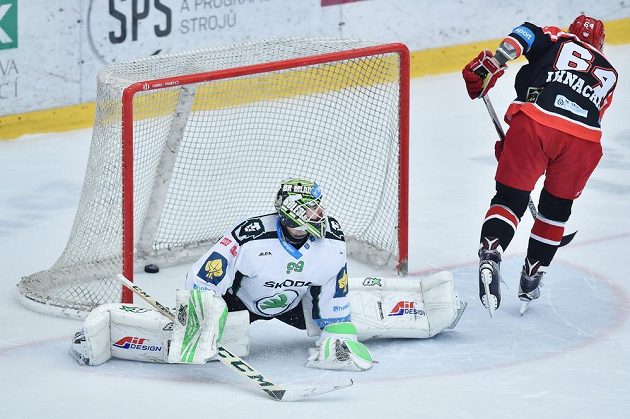 Rozhodující gól v samostatných nájezdech. Brankář Boleslavi Martin Růžička a Brian Ihnacak z Hradce.
