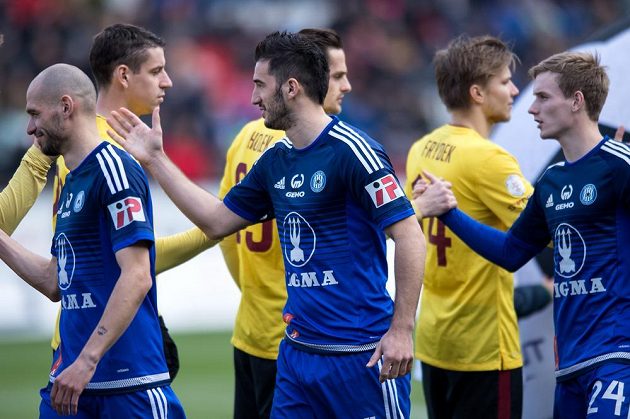 Fotbalisté Olomouce se zdraví s hráči Sparty před samotným začátkem utkání. Vpředu uprostřed je útočník Sigmy Aidin Mahmutovič.