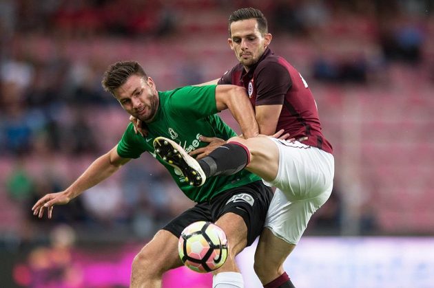 Jablonecký útočník Tomáš Wágner (vlevo) a Mario Holek ze Sparty v utkání čtvrtého ligového kola.