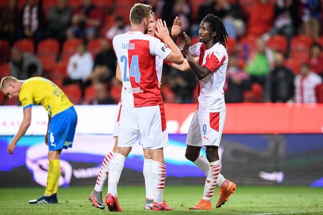 Fotbalisté Slavie Praha Ladislav Takács, Lukáš Provod a Peter Olayinka oslavují gól na 4:0 během utkání 4. kola Fortuna ligy s FK Teplice.
