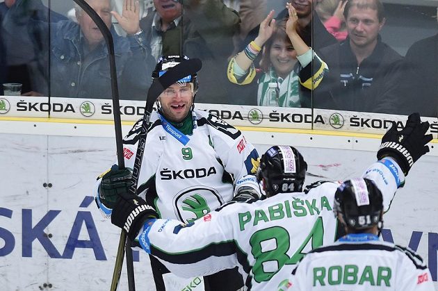 Mladoboleslavský útočník David Výborný (vlevo) se raduje se spoluhráči z gólu v zápase proti Pardubicím.