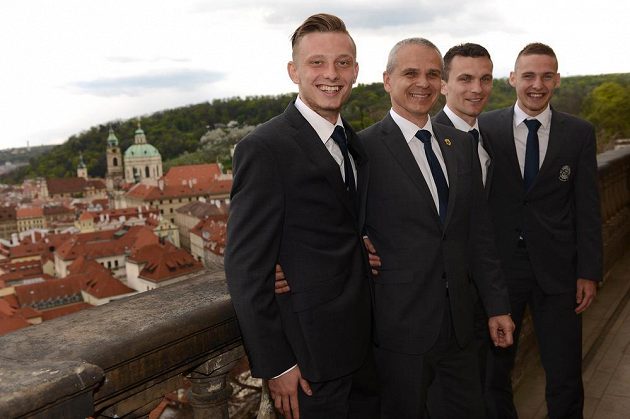 Fotbalisté Sparty Praha (zleva): Ladislav Krejčí, trenér Vítězslav Lavička, kapitán David Lafata a Pavel Kadeřábek před sobotním derby se Slavií na terase Lobkowiczkého paláce na Pražském hradě.