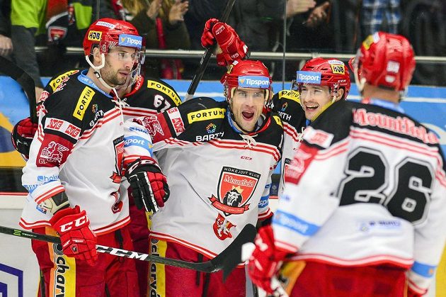 Hokejisté Hradce Králové - zleva Blaž Gregorc, Stanislav Dietz, Roman Kukumberk, Rastislav Dej a Jaroslav Bednář se radují z prvního gólu ve čtvrtfinále play off hokejové extraligy proti Litvínovu.