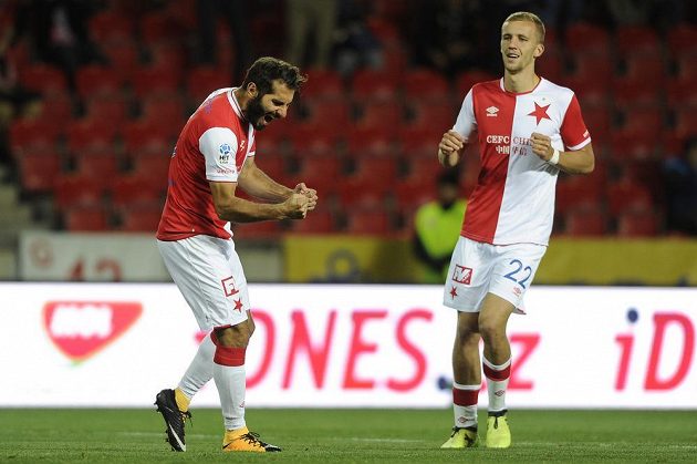 Halil Altintop (vlevo) ze Slavie se raduje z gólu na 1:1 v utkání 3. kola MOL Cupu, kdy do Edenu zavítal druholigový Třinec. Slavia nakonec pohárový duel zvládla.