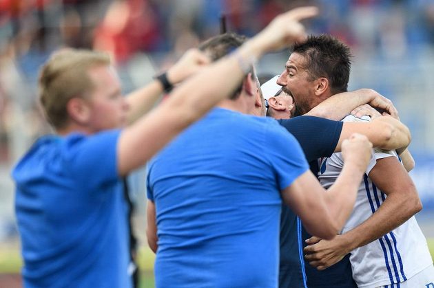 Milan Baroš, trenér Bohumil Páník a další členové ostravského realizačního týmu oslavují výhru nad Spartou.