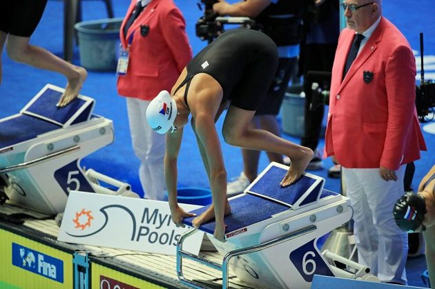 Kraulařka Barbora Seemanová na MS na startu závodu na 200m.