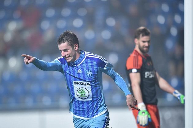 Ondrej Zahustel dokonal šestibrankovou kanonádu Mladé Boleslavi nad Jihlavou. V pozadí je zklamaný brankář Jan Hanuš.