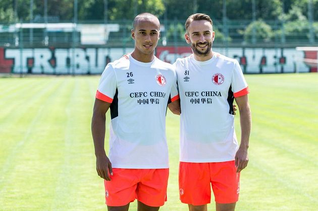 Letní posily Slavie Praha Gino van Kessel (vlevo) a Dušan Švento před prvním společným tréninkem s týmem.