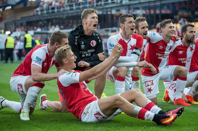 Fotbalisté Slavie Praha (zleva): Muris Mešanovič, Antonín Barák, Milan Škoda a Jiří Bílek oslavují vítězství nad Spartou.