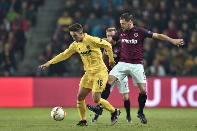 Denis Suárez z Villarrealu (vlevo) si kryje míč před Markem Matějovským ze Sparty v odvetném utkání čtvrtfinále Evropské ligy na Letné.