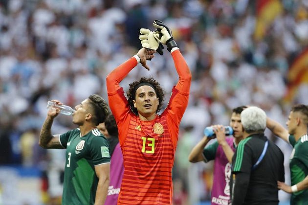 Mexicjý brankář Guillermo Ochoa si vychutnává ovace fanoušků poté, co jeho tým na MS vyhrál nad Německem.