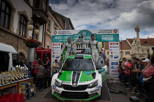 Jan Kopecký s navigátorem Pavlem Dreslerem (vlevo) slaví vítězství se Škodou Fabia R5 v Rallye Hustopeče, závodě českého šampionátu.