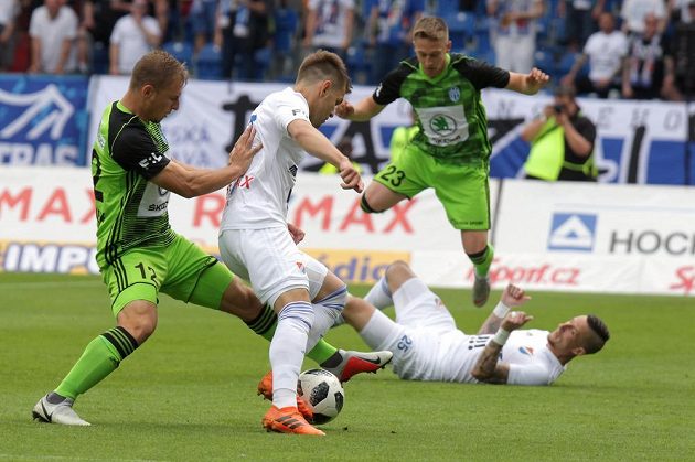 Michal Hubínek z Mladé Boleslavi se snaží zastavit ostravského Milana Jiráska během utkání o Evropskou ligu. Vše sleduje v pádu ostravský Jiří Fleišman a Tomáš Weisner z Boleslavi.