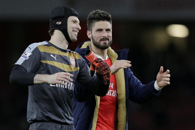 Petr Čech sice ani tentokrát rekord v počtu nul v Premier League nevyrovnal, ale to mu dobrou náladu nevzalo. Vpravo smolař i hrdina Arsenalu Olivier Giroud.