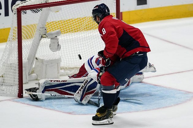 Tradiční obrázek posledních let v NHL. Ruský útočník Washingtonu Alex Ovečkin střílí gól. V historické tabulce střelců NHL se posunul na páté místo.