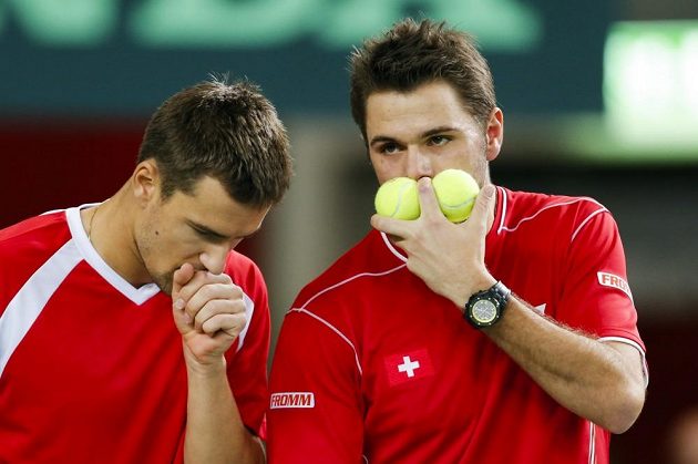 Švýcarští tenisté Marco Chiudinelli (vlevo) a Stanislas Wawrinka se radí během utkání s českým deblovým párem Berdych, Rosol.