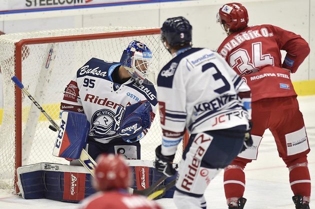Překonaný brankář Vítkovic Miroslav Svoboda, Daniel Krenželok z Vítkovic a Ondřej Kovařčík z Třince.