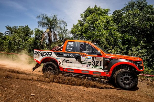 Martin Prokop s vozem Ford na trati druhé etapy Rallye Dakar.