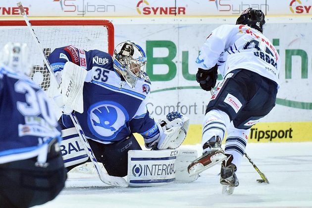Jan Ordoš (vpravo) z Liberce a brankář Plzně Matěj Machovský v dohrávce prvního extraligového kola.