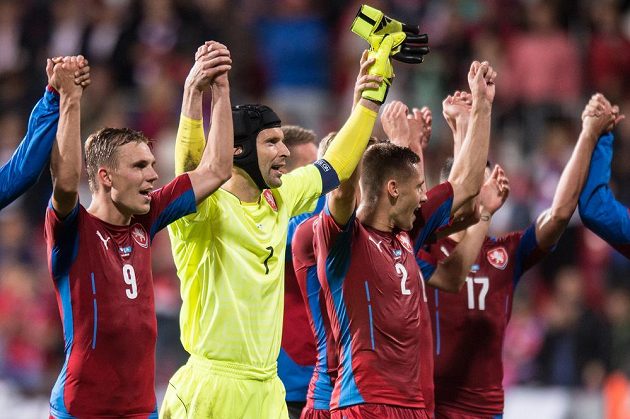 Čeští reprezentanti zleva Bořek Dočkal, Petr Čech a Pavel Kadeřábek po utkání s Kazachstánem.