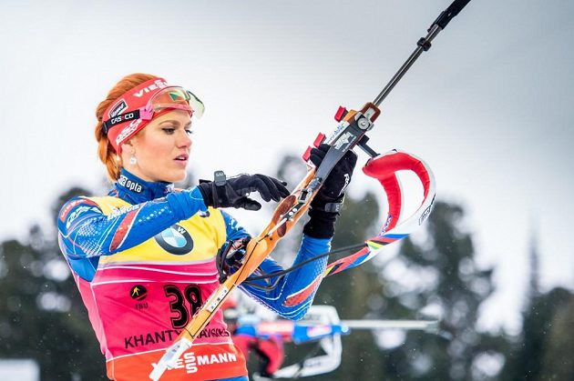 Gabriela Soukalová při střelbě ve sprintu při finále SP v Chanty-Mansijsku.