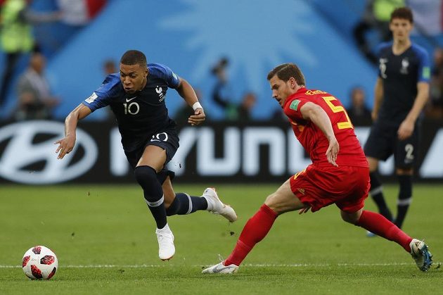 Francouzský rychlík Kylian Mbappé (vlevo) se pokouší prchnout Janu Vertonghenovi z Belgie.