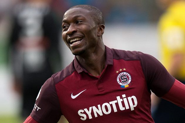 Kehinde Fatai oslavuje gól na 2:0 během utkání 10. kola Synot ligy v Příbrami.