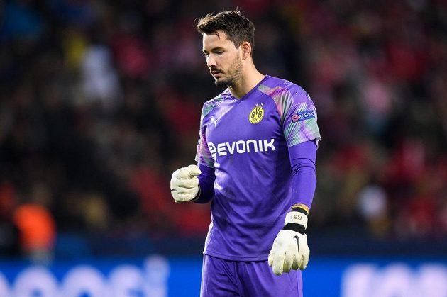 Brankář Dortmundu Roman Bürki během utkání základní skupiny Ligy mistrů na půdě Slavie.