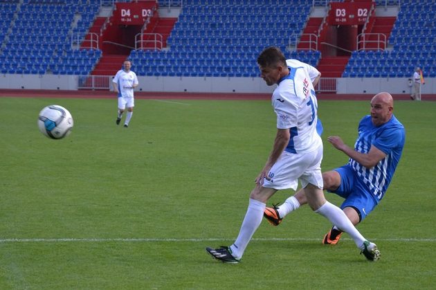 Nejkrásnější gól derby Vítkovic s Baníkem dal v turnaji veteránů střelou přes baníkovce Petra Mašleje vítkovický Marek Trval