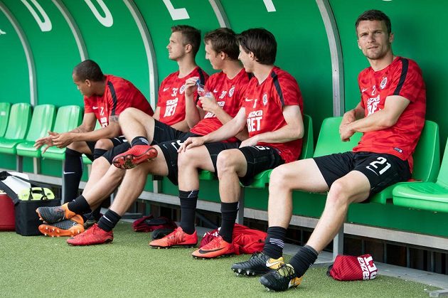 David Lafata ze Sparty (první zprava) na lavičce před posledním utkáním kariéry na Bohemians.