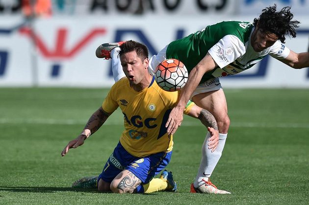 Teplický záložník Martin Fillo (vlevo) a Daniel Rossi z Jablonce bojují o balón.
