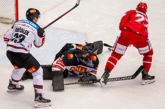 Zleva Jan Košťálek ze Sparty, brankář Sparty Matěj Machovský a Martin Růžička z Třince.