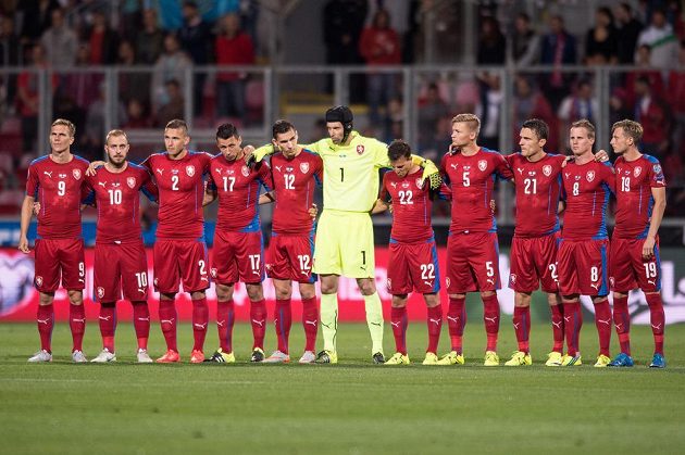 Čeští fotbalisté před zahájením kvalifikačního duelu v Plzni proti Kazachstánu.