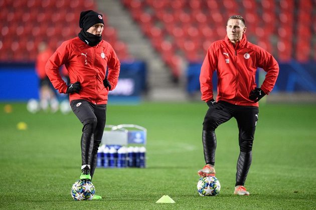 Fotbalisté Slavie Praha Vladimír Coufal (vlevo) a Jan Bořil během tréninku před utkáním Ligy mistrů s Interem Milán.