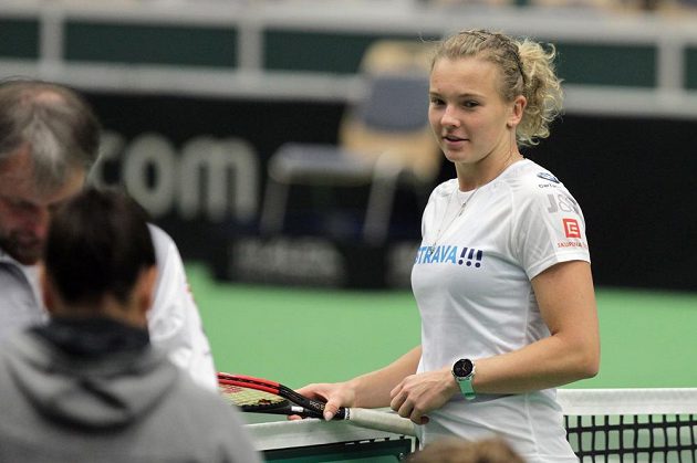 Kateřina Siniaková na tréninku českých tenistek před utkáním 1. kola Světové skupiny Fed Cupu proti Rumunsku