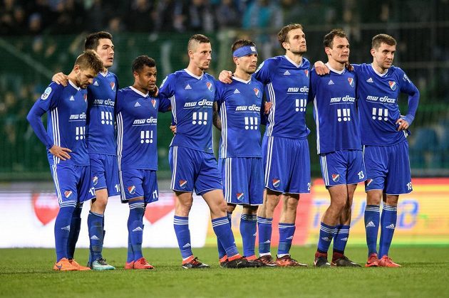 Fotbalisté Baníku Ostrava během penaltového rozstřelu v utkání čtvrtfinále MOL Cupu v Mladé Boleslavi.