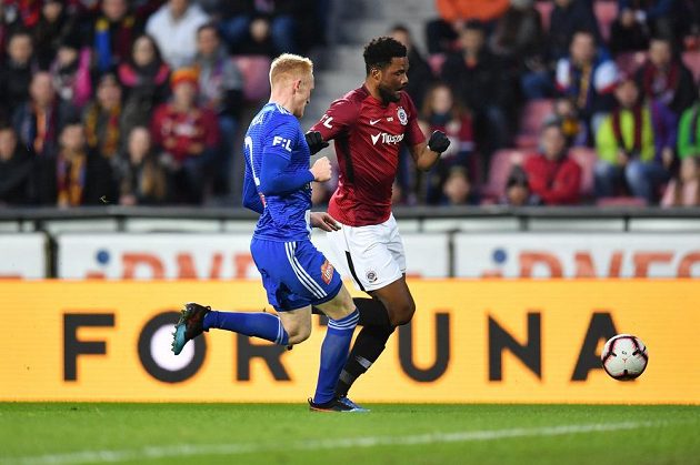Sparťanský útočník Benhamin Tetteh se snaží prosadit v ligovém utkání proti Sigmě Olomouc.