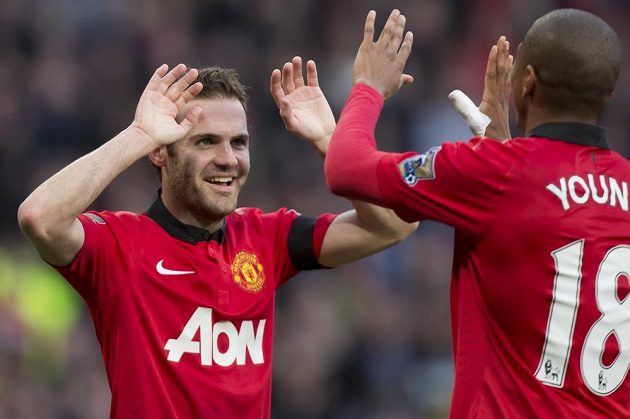 Juan Mata (vlevo) a Ashley Young se radují z gólu španělského záložníka v duelu s Norwichem City.