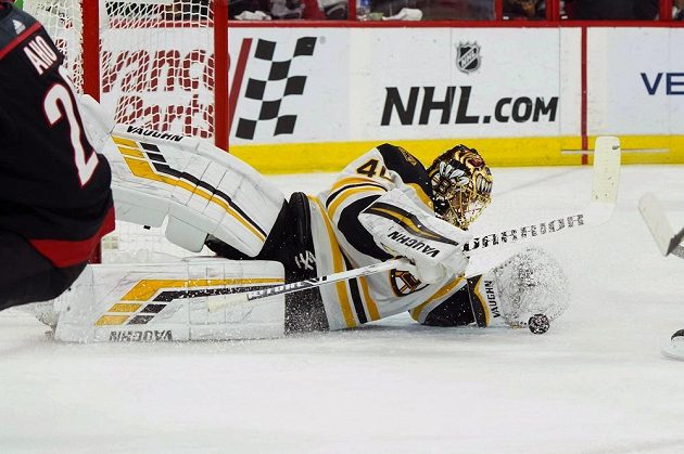Brankář týmu Boston Bruins Tuukka Rask (40) kapituloval na ledě Carolina v utkání play off NHL jen jednou a Bruins slaví další výhru.