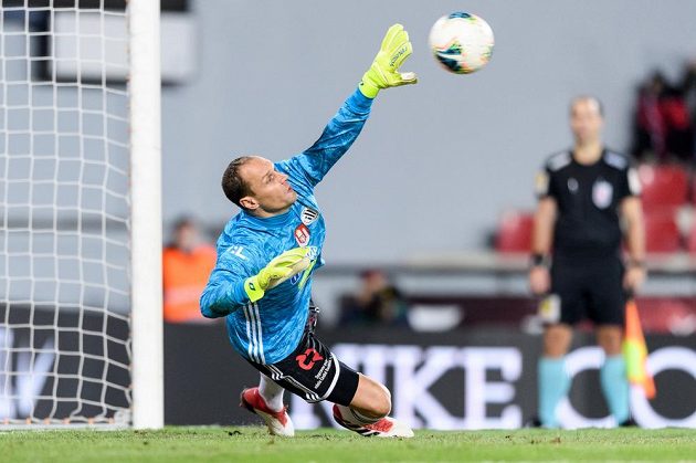 Brankář Českých Budějovic Jaroslav Drobný inkasuje gól z penalty od Guélora Kangy ze Sparty.